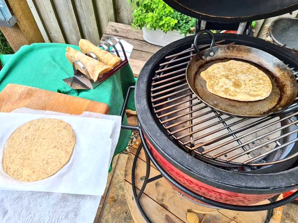 diningdevon's tweet image. Sue's been cooking up a storm for @UKBBQweek - below are her Meat Free Monday &amp;amp; Taco Tuesday cooks. Check out the themes for the rest of the week in our blog post here: bit.ly/UKBBQweek 🍖🔥🌮🥕
#ukbbqweek #diningdevon #vegetarian #meat #cookingoutdoors #bbq #barbecue