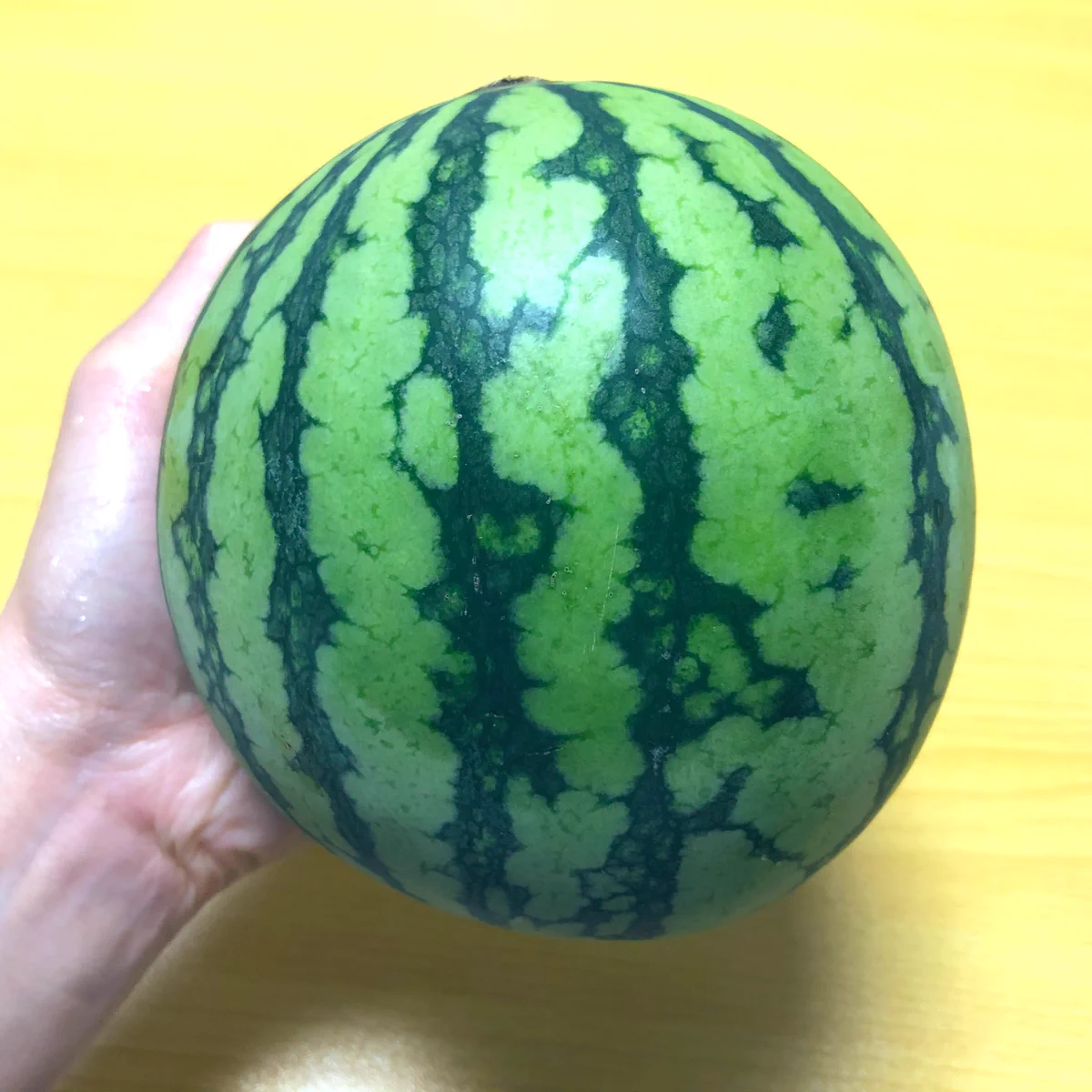 意外な組み合わせ！スイカに「あるもの」をつけるとより一層美味しくなる？！