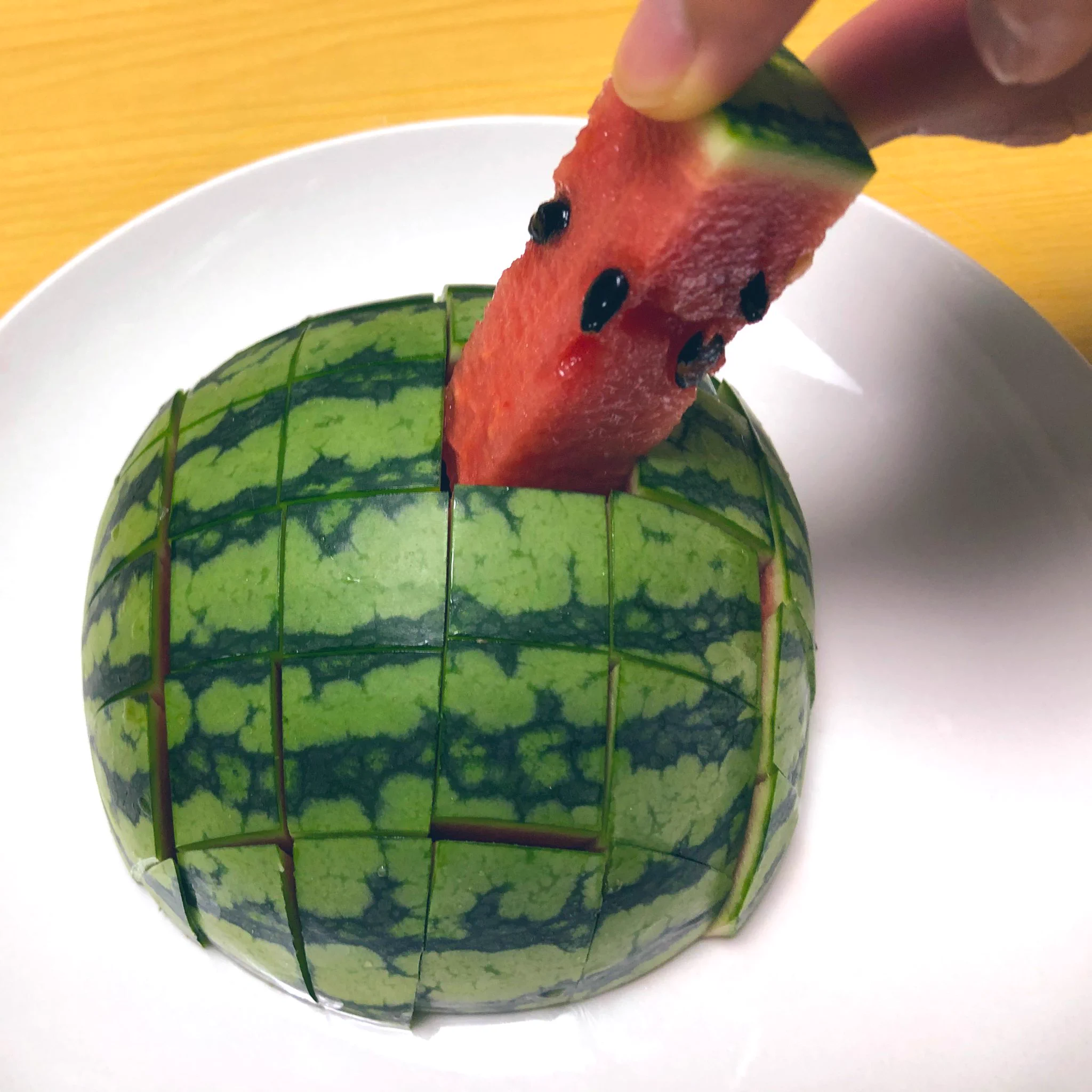 意外な組み合わせ！スイカに「あるもの」をつけるとより一層美味しくなる？！