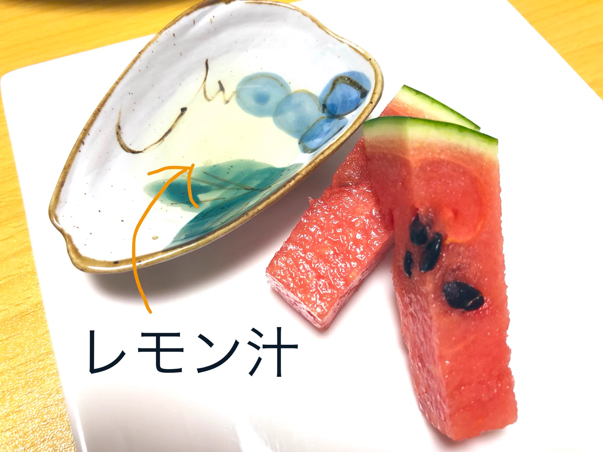 意外な組み合わせ！スイカに「あるもの」をつけるとより一層美味しくなる？！
