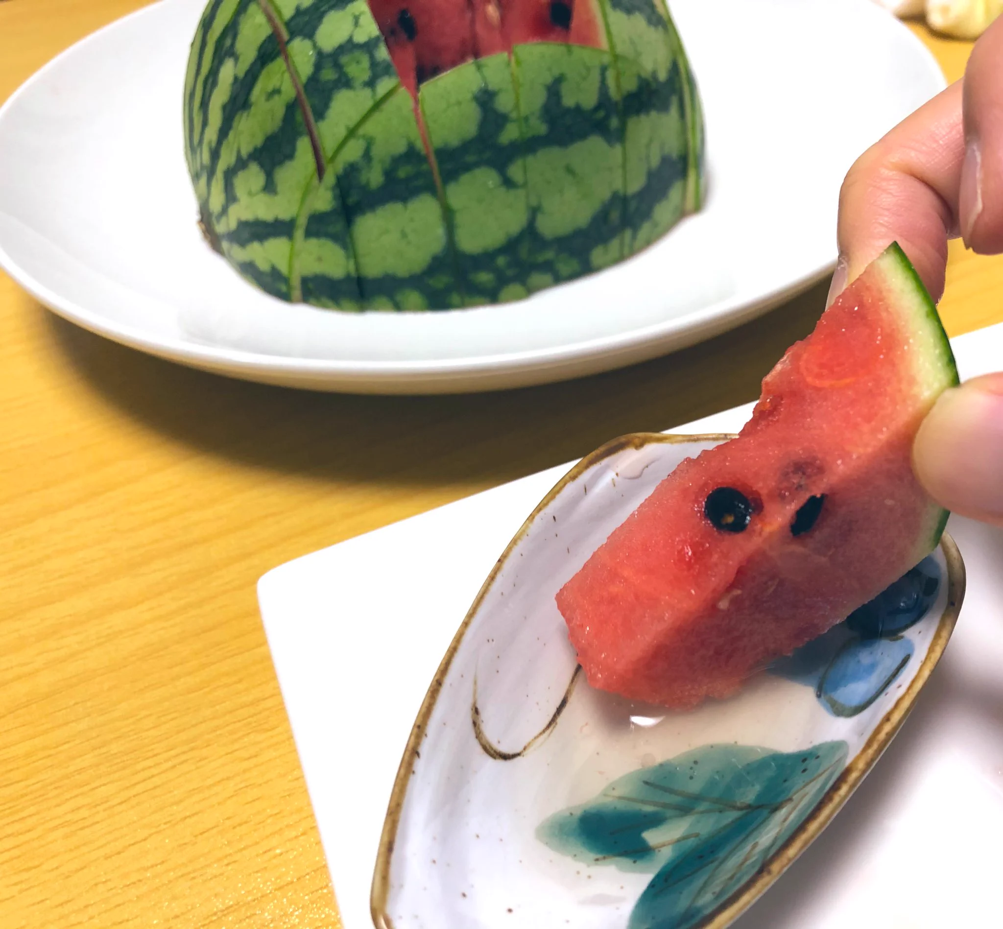 意外な組み合わせ！スイカに「あるもの」をつけるとより一層美味しくなる？！