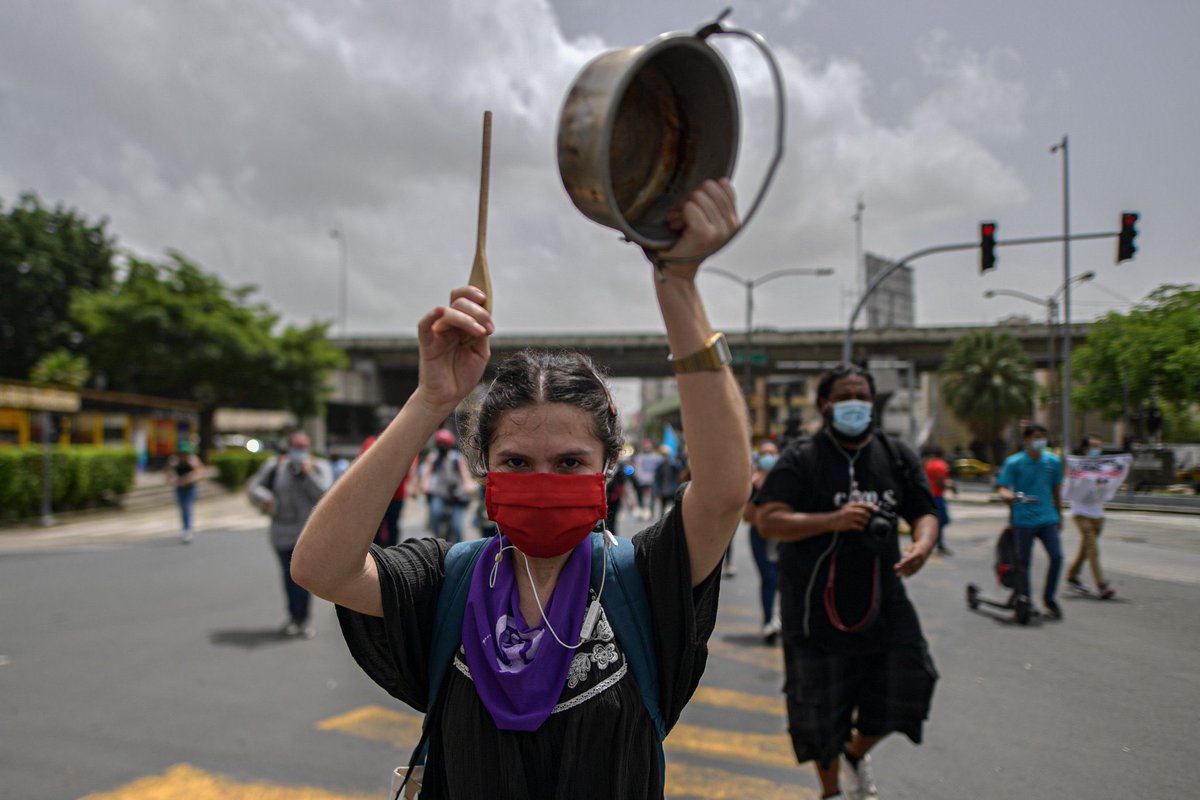 The Panamanian people have demanded the resignation of Vice President Gaby Carrizo and the Minister of Public Works, Rafael Sabonge, for all the scandals that have occurred due to a modular hospital.