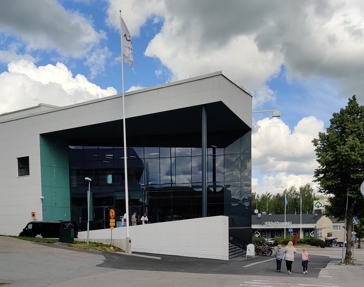 PasiMuurinen's tweet image. Uusi @Nokiankaupunki kirjasto koeponnistettu kesälukemisten lainaamisella ja porkkanakakkukahvilla. Ilahduttavasti väkeä liikkeellä vauvasta vaariin. Suosittelen 👍 #Virta