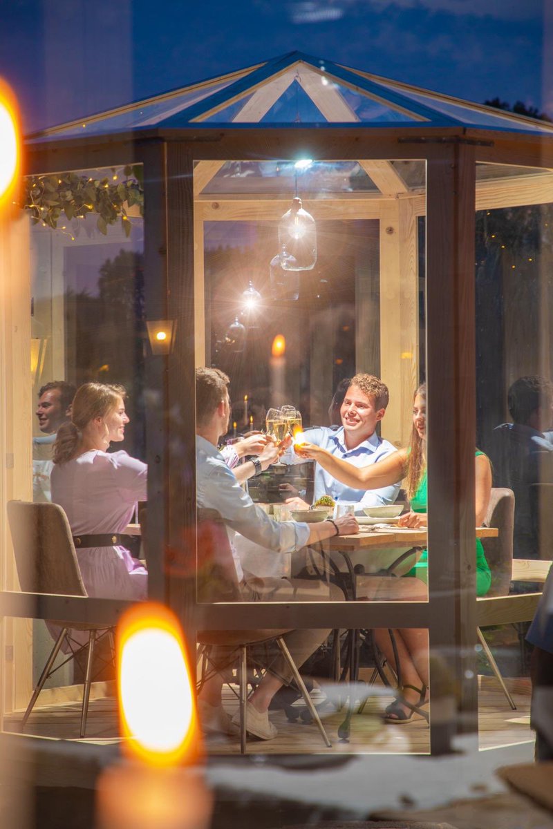 Uitbreiding #buitenterras, #vlonders en extra meubilair bieden bij lagere buitentemperaturen en #regen geen oplossing....dat biedt de PortaManger wel! Extra beschutte couvertcapaciteit in sfeervolle setting en investering niet nodig! #horeca #restaurant