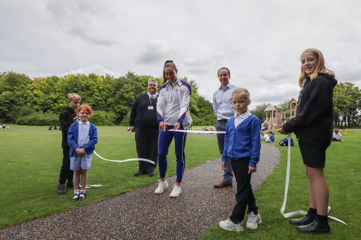 Following the successful delivery of a Daily Mile track at Wallop Primary School in Hampshire, the Fieldform team arranged for the project to be opened by current Great Britain heptathlete, Holly Mills. For more information please contact the FF office on 01256 591001.