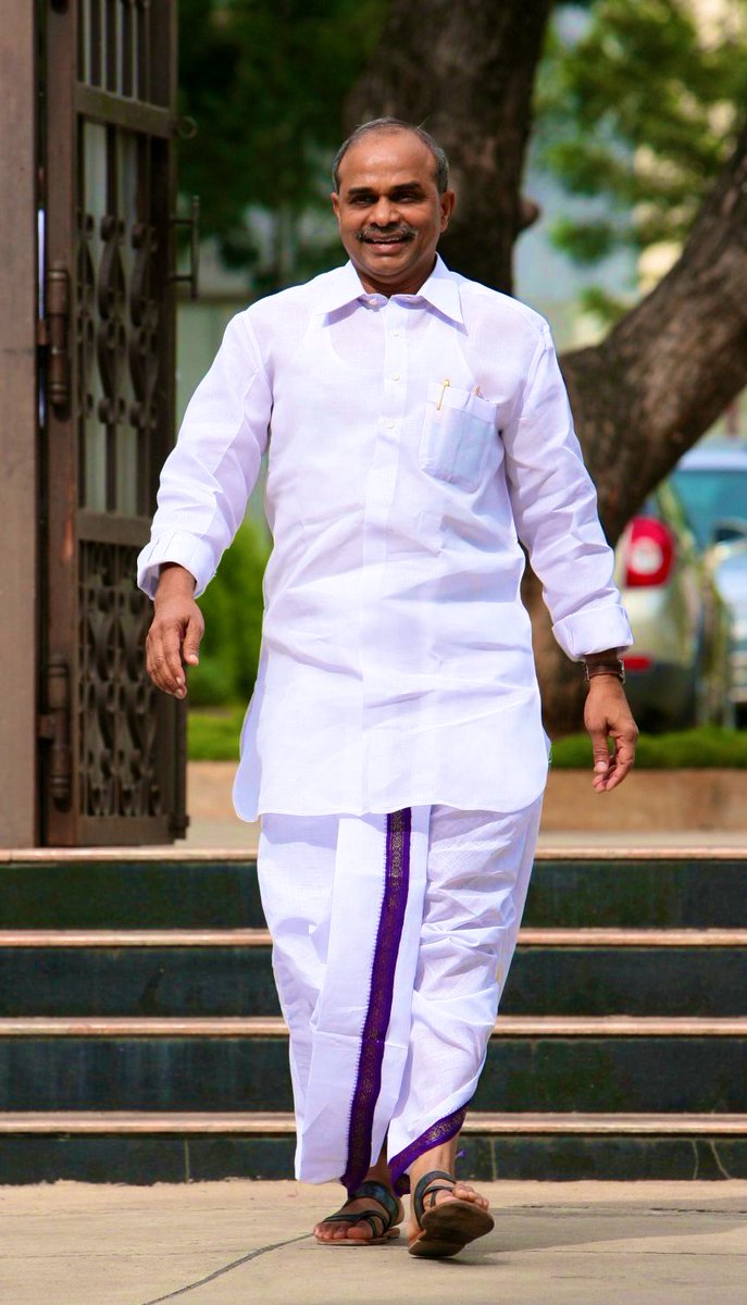 yschowdary's tweet photo. ఆంధ్రప్రదేశ్ మాజీ ముఖ్యమంత్రి డాక్టర్ వైఎస్ రాజశేఖరరెడ్డి గారి జయంతి సందర్భంగా నివాళి. https://t.co/zEkJ12Vtip