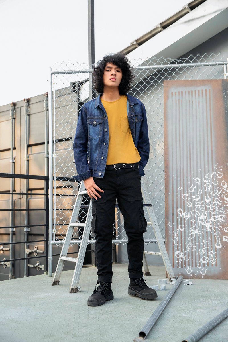 Mix n match jaket denim medium blue dengan pocket tee kuning &amp; slim fit cargo pants hitam Tirajeans. Yuk cek tirajeans.co.id &amp; cari tau apakah outfit ini termasuk yang promo Harga Spesial mulai dari Rp150.000 s/d 12 Juli ‘20 #TRJstyle