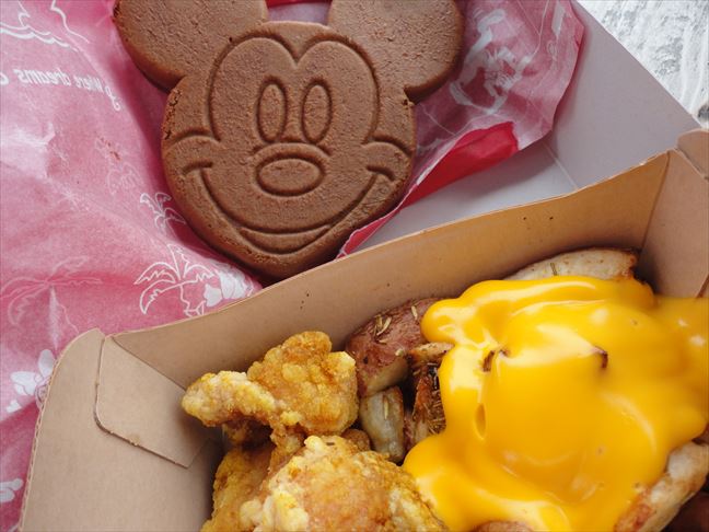 Springtrip ハドソンリバーハーベストで ミッキーカステラケーキとベイクドポテト ミッキーのお顔型のカステラは 可愛すぎて食べられませんね しっかりいただきましたがw ディズニーシー Springtrip ハドソンリバーハーベストで ミッキーカステラケーキとベイクドポテト ミッキーのお顔型のカステラは 可愛すぎて食べられませんね しっかりいただきましたがw ディズニーシー