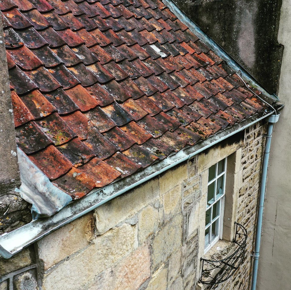 BrightSkyDrones's tweet photo. Need to take a look at the condition of your roof or guttering, tiles or chimney? We can take high resolution photos and video of your rooftop so you can check for problems. Saves on getting on ladders or renting scaffolding! Here’s one in Bath last week! #roof #drones https://t.co/DxMZeFP6JC
