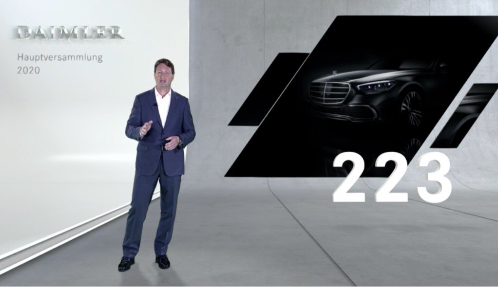 NicolaKarnick's tweet photo. Der #Daimler-CEO spricht „freigestellt“ im virtuellen Setting. Ohne Redepult. Interessant. Es gibt sie, die Unternehmen, die sich unter Corona an einer neuen Ästhetik der HV-Rede versuchen. #CEOKomm #Hauptversammlung #VRdS #Rhetorik #Rede #Redenschreiber #RedeDAX30 https://t.co/IkR2hN2UDB