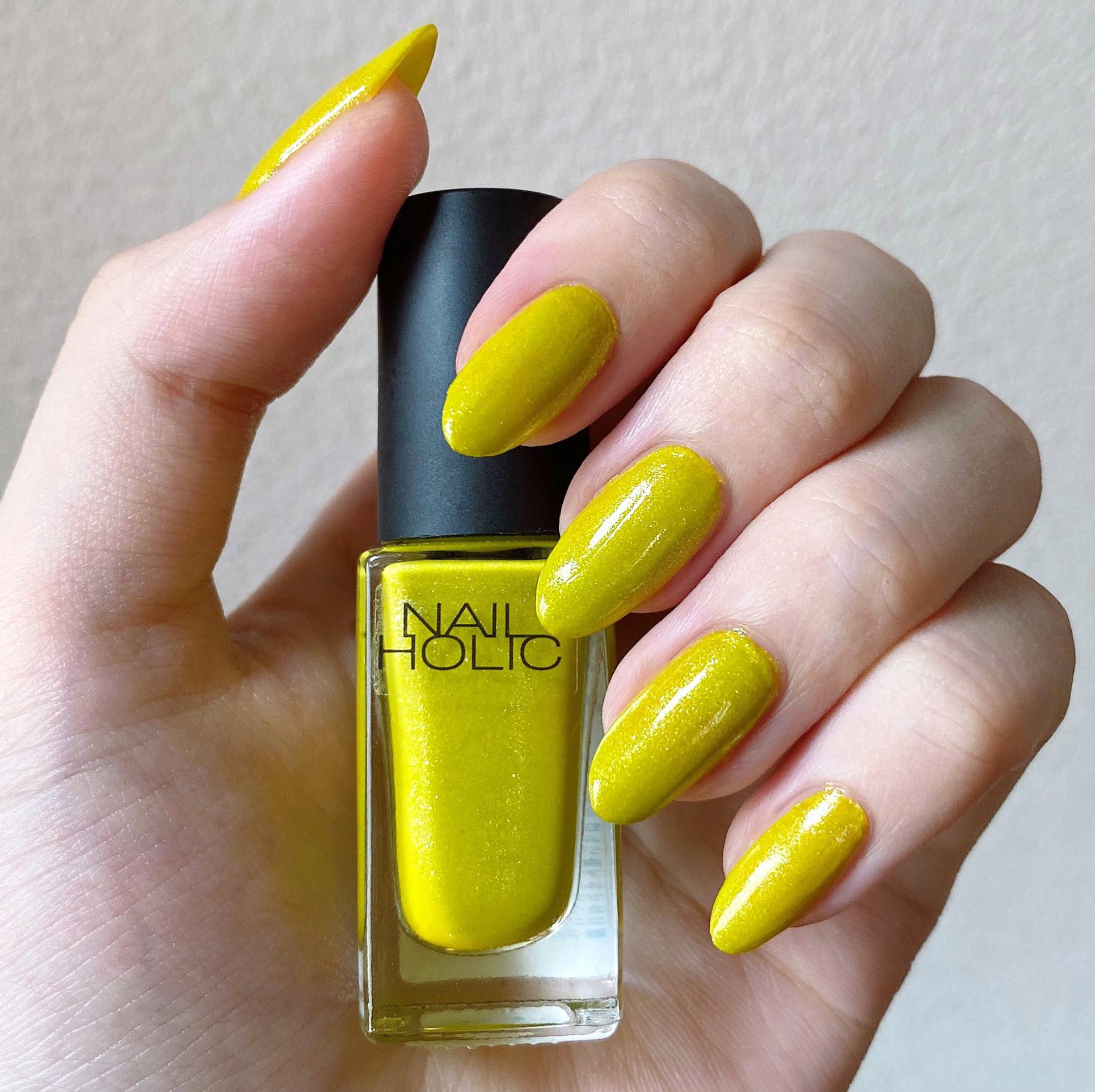 ちこえ かなり黄色が強い黄緑色 多色 のラメがたっぷり入っていてきらきらします ピスタチオとライムとレモンを混ぜたような不思議な色で夏っぽさは出ると思う ベージュの差し色に1 2本だけこのライトグリーンを塗るとさりげなく使えて スッキリと