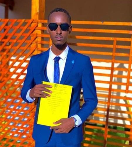 MascuudAad's tweet photo. Waxan halkan hambalyo weyn oo weyn uga dirayaa sxbkeyga/walalkeyga qaaliga ah Aadan Mohamed Mohamud oo manta difaacdey buugisa heerka 1aad ee jamcada, oo an leyahay sxb Hambalyo Hambalyo Hankagii qeyb ka mid ah waad hirgelisey inta harteyna guulow garbkaga.🎓😍😍👏👏👏💯 https://t.co/uS6tycESi8