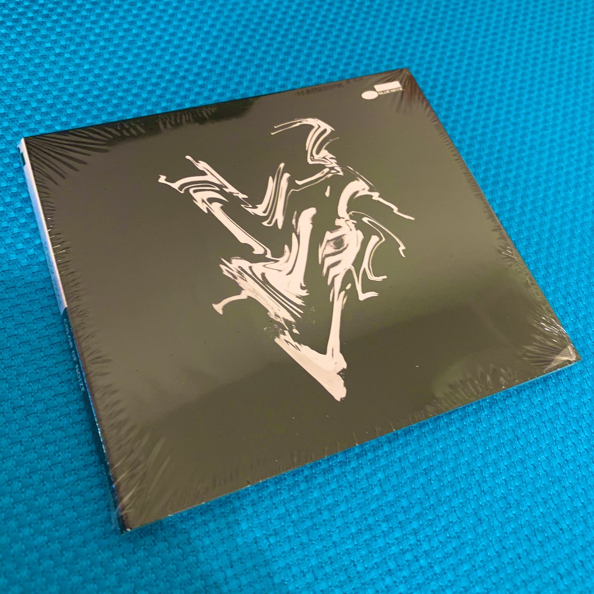 inaobass's tweet photo. 仕事で知り合いになった音楽好きの方におすすめされたアルバムがまさかのDerrick Hodgeのニューアルバムで内心メッチャテンションが上がった https://t.co/bgjapsZkPo