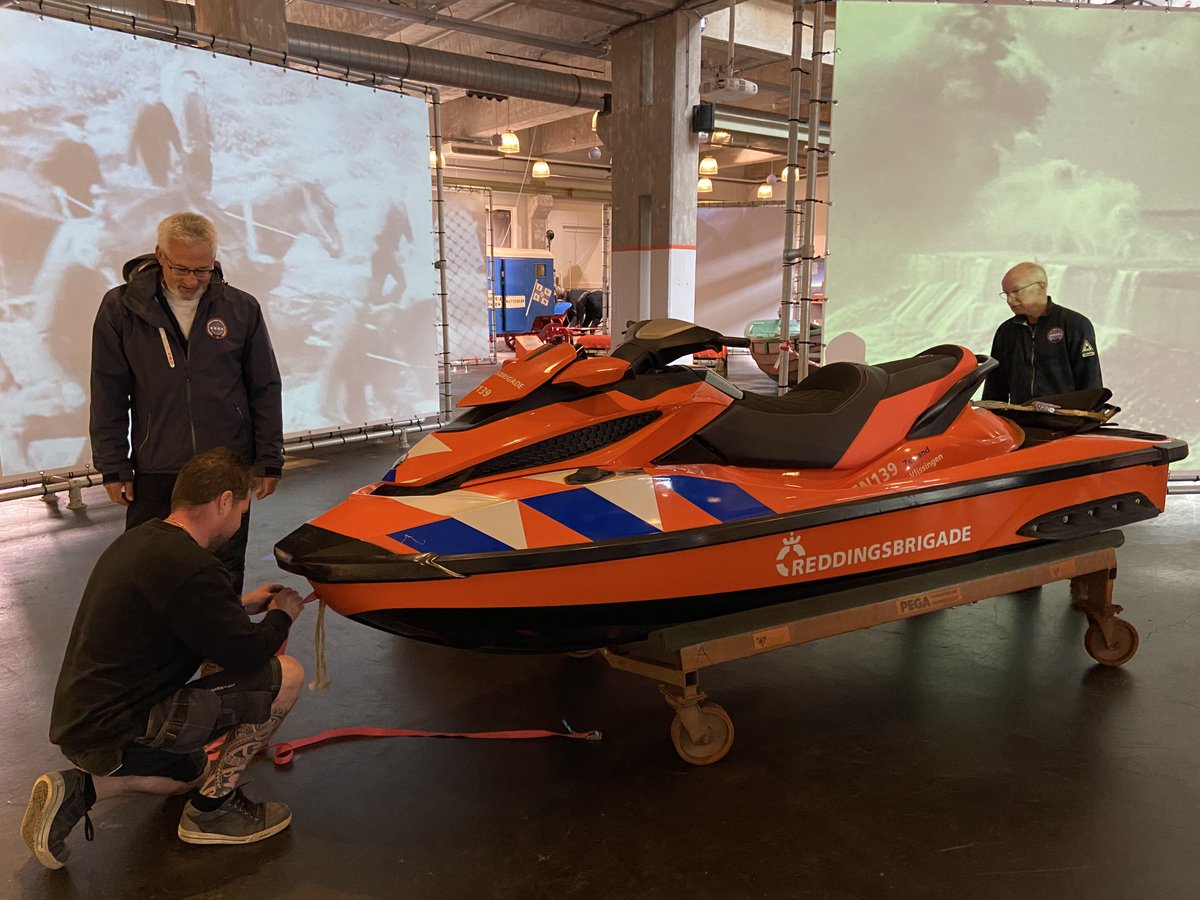 KNBRD's tweet photo. Schenking @KNBRD verbreedt collectie @reddingmuseum. In 2019 gepensioneerde #reddingsboot Ab Bas naar Den Helder, in 2020 uit de vaart genomen #waterscooter (type Sea-Doo GTX). Zie: https://t.co/eXJgJpWXZH / https://t.co/4lHnsGvEkT.
#reddingsbrigade #lifeguard #zwemveiligheid https://t.co/5uzJfTEQ3G