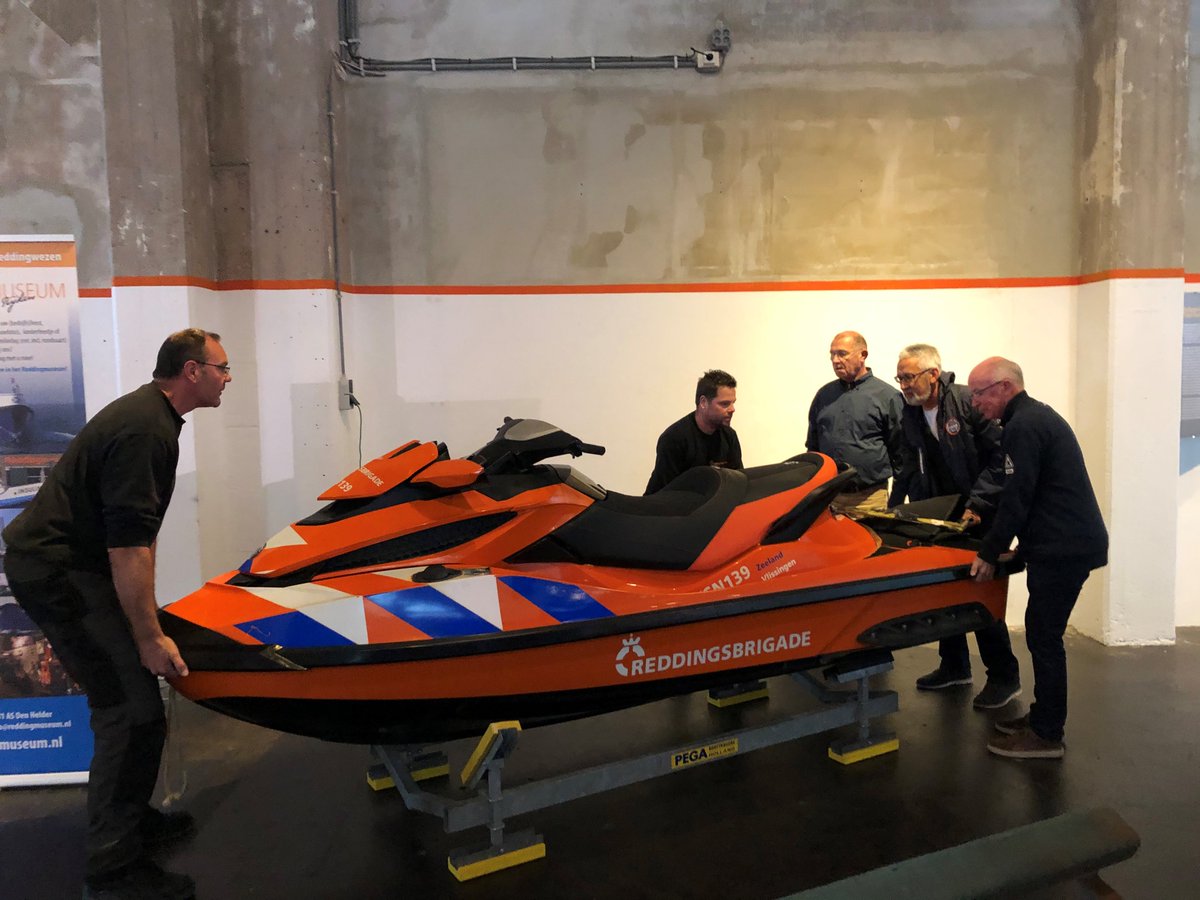 KNBRD's tweet photo. Schenking @KNBRD verbreedt collectie @reddingmuseum. In 2019 gepensioneerde #reddingsboot Ab Bas naar Den Helder, in 2020 uit de vaart genomen #waterscooter (type Sea-Doo GTX). Zie: https://t.co/eXJgJpWXZH / https://t.co/4lHnsGvEkT.
#reddingsbrigade #lifeguard #zwemveiligheid https://t.co/5uzJfTEQ3G