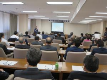 She added a bar, and a restaurant to her two clubs, and also gives lectures. The first pair of photos show her speaking to the Project Management Association of Japan; the second pair, to members of the Oita local assembly. She appears to have a lecture suit.