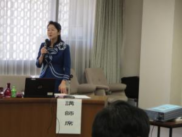 She added a bar, and a restaurant to her two clubs, and also gives lectures. The first pair of photos show her speaking to the Project Management Association of Japan; the second pair, to members of the Oita local assembly. She appears to have a lecture suit.