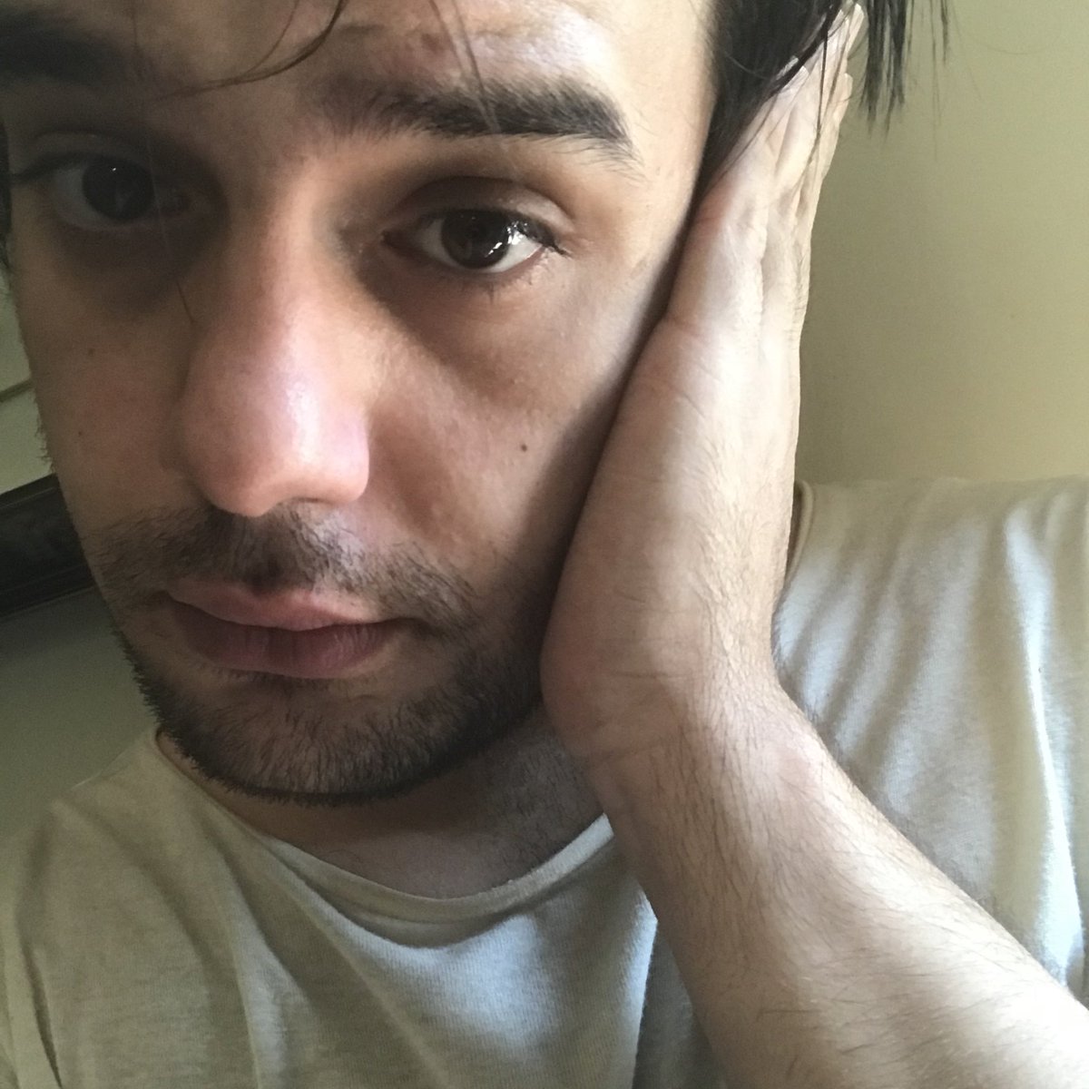 HuertDeAuteuil's tweet photo. Ho scoperto su TikTok che i bambini di oggi non fanno il gesto del telefono come in foto 1 ma come in foto 2 (non ho trovato immagini su google) 
perché loro non hanno mai visto un telefono 📞. Sono cresciuti con gli smartphone che sono appunti piatti 

Mai sentito così vecchio https://t.co/Vk5KqfACza
