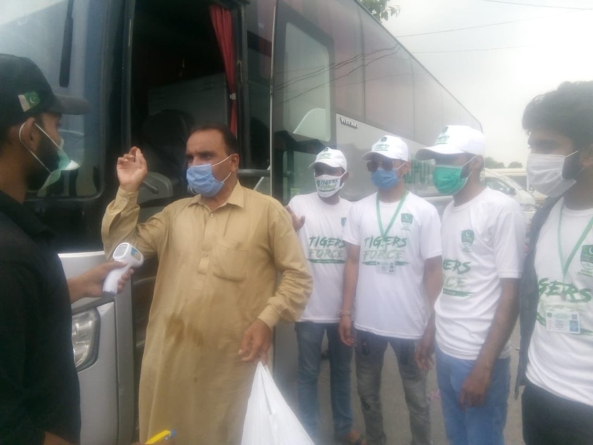 waqarjaane's tweet photo. گوجرانوالہ کے ٹائیگر فورس کے جوان جرنل بس سٹینڈ پر عوام کو SOPs پر عمل کرونے میں اپنی خدمت سر انجام دے رہے __
#gujranwala
#dcgrw
#cleenandgreen
#pmtigersforce
#kamyabjawan
#covidforce https://t.co/D79wSHTBU6