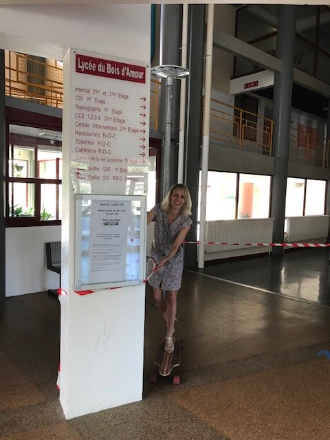 BoisLycee's tweet photo. Préparation des espaces pour les oraux du 2d groupe STMG! Attention, Proviseure-adjointe @rouxbellicaud un peu folle mais pas dangereuse...espérons que skate et talons fassent bon ménage. A demain .... https://t.co/5ho5PDn30k