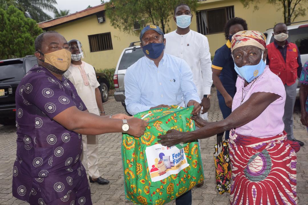 VirginiaMajor3's tweet photo. I am so excited at the great work Rotarians of District  9141are doing in Edo, Delta, Bayelsa and Rivers States, feeding families, touching lives and providing relief. 
#Transformers 
#rotaryopensopportunities 
#rotarydistrict9141
#peopleofaction https://t.co/6YQed48vH1