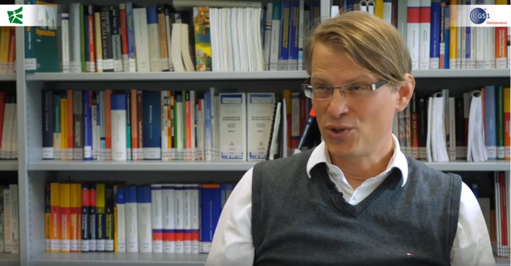 logistiktv's tweet photo. Coronakrise und Supply Chains: Was die Logistikbranche zukünftig von Bienen lernen kann! Prof. Dr. Erik Hofmann vom Institut für Supply Chain Management der Universität St. Gallen erläutert, warum sich die Branche in Zukunft neu organisieren muss. Video: https://t.co/t4DTgNhHB2 https://t.co/cjZiZMyYRE