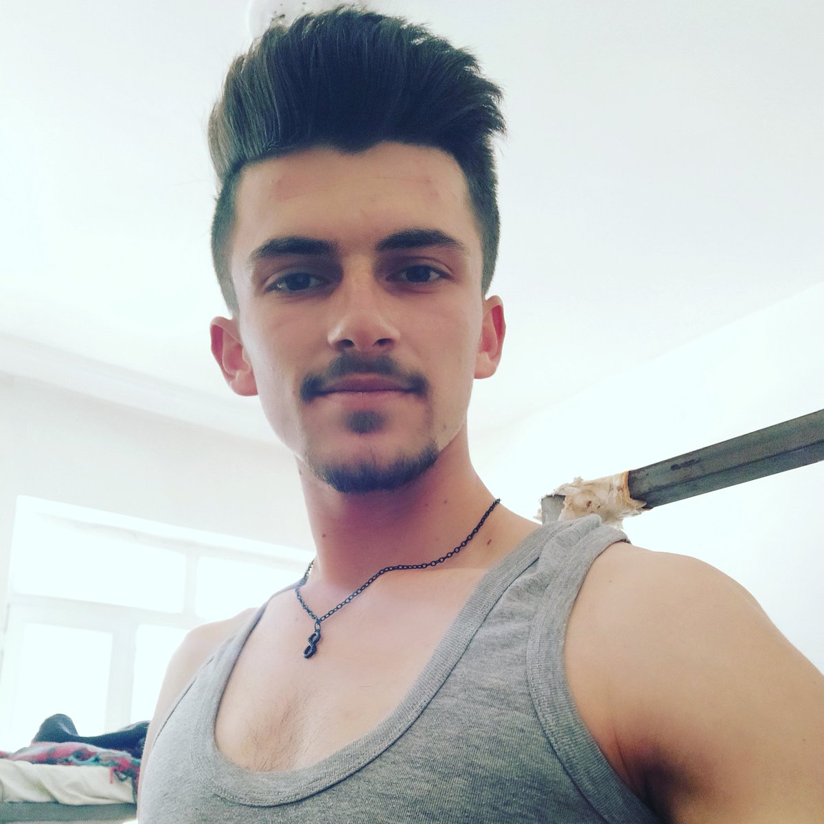 Cam gibi gençlerdik kırdılar keskinleşdik