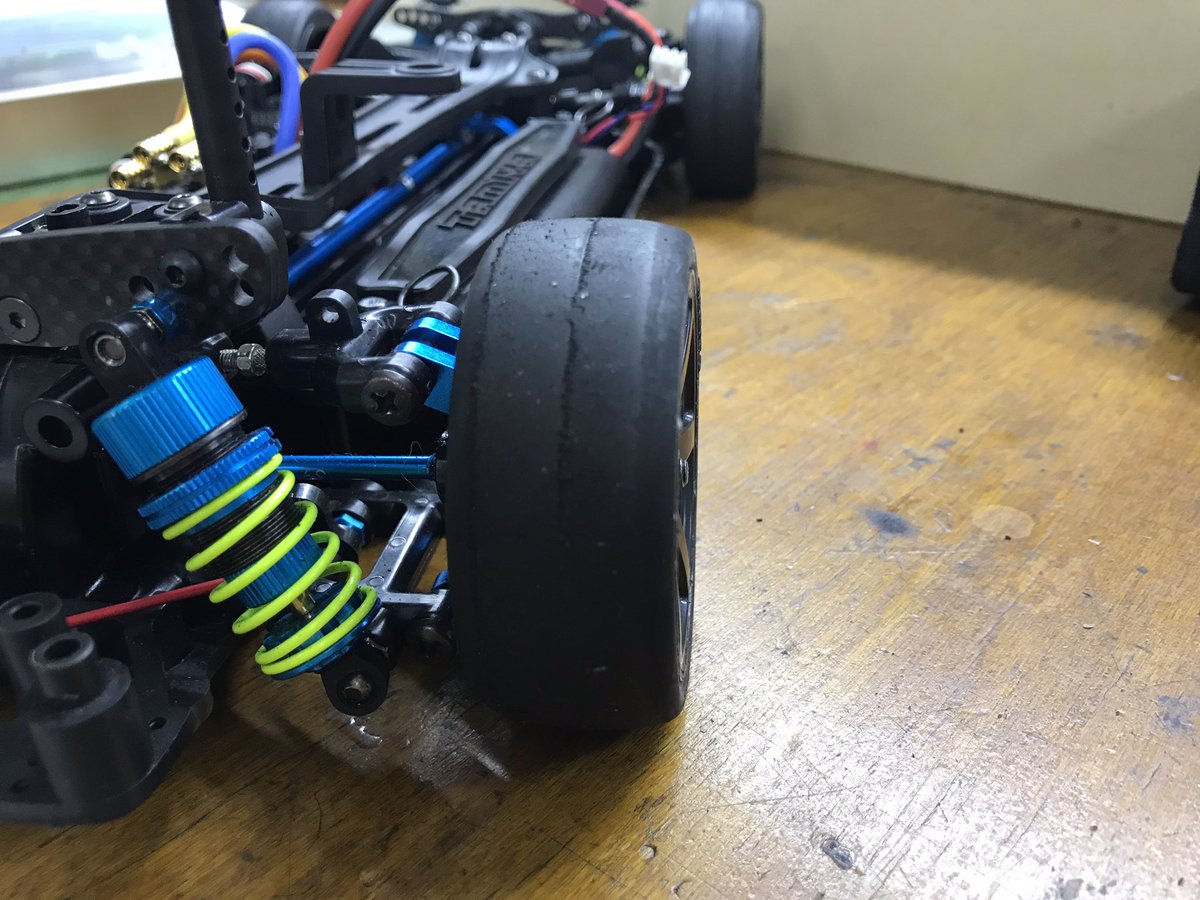 atsushikun_rc's tweet photo. 本日ラジコンサーキットへ行きました。左右の車高が違っていたので、車高の調整をしたら途端に曲がらなくなりました。また、タイヤの減り方を見るとまだまだタイヤ全体を使えていない気がします。 #TT01E #TAMIYA #TAMIYARC #タミヤ #タミヤRC https://t.co/WKOpeSHvF1