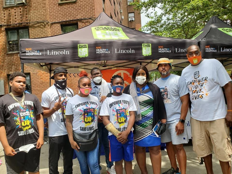 BPGibson2025's tweet photo. Happy 18th Birthday in Heaven #BrandonHendricks. We have failed this Mom &amp; her family and commit to walking this painful path with her in their greatest hour of need. To the youth &amp; friends who organized a fitting tribute to his life, Thank You. Continue to pray for this family. https://t.co/44F1ZyvFVA