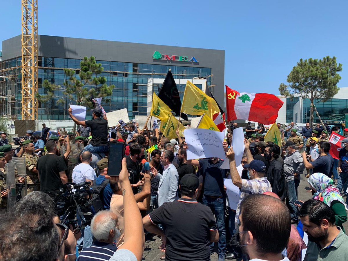 basel_9901's tweet photo. وقفة احتجاجية على طريق المطار تنديداً بالحفل الذي يرعاه مسؤول عسكري أميركي، بحضور السفيرة الأميركية في بيروت، في مطار بيروت الدولي، وتحديدا في المكان الذي شهد تفجير مبنى المارينز في العام 1983

#نصرالله
#الجهاد_الزراعي
#Lebanon https://t.co/z650dlHf8K