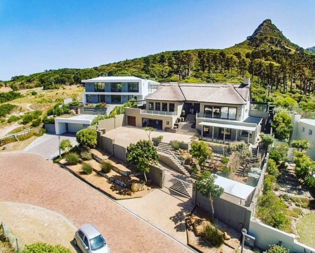 Picha_Images's tweet photo. By @immoafrica Drone photography. Before the birth of consumer camera drones, aerial images were captured by hiring a helicopter to fly you around and use expensive photography equipment to get good shots.#pichaimages #dronephotography #luxuryrealestate #luxuryrealestateafrica https://t.co/20GsQa4qTo