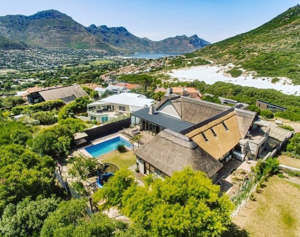 Picha_Images's tweet photo. By @immoafrica Drone photography. Before the birth of consumer camera drones, aerial images were captured by hiring a helicopter to fly you around and use expensive photography equipment to get good shots.#pichaimages #dronephotography #luxuryrealestate #luxuryrealestateafrica https://t.co/20GsQa4qTo