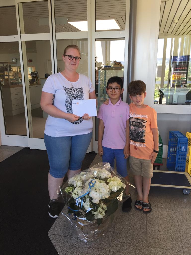 RotaryZInt's tweet photo. Greetings from Bärenmoos. We have supported Bärenmoos many years. This time some of our dear members came together and delivered a pot plant (Hortensien) and a letter. If not possible to do hands on due to Covid there is still a way to bring hope and kindness. They say thank you https://t.co/jXBtGYLanf