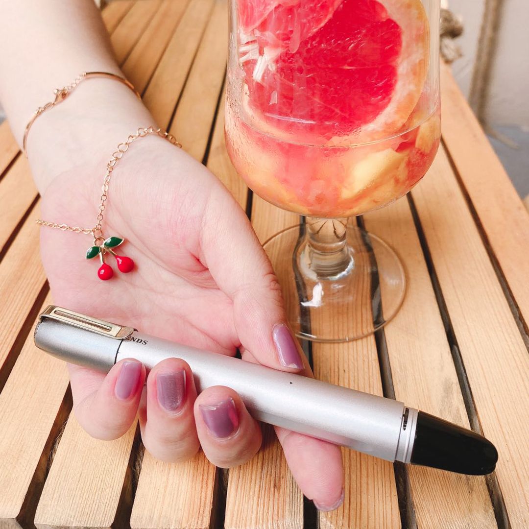 UPENDS_Global's tweet photo. When your vape pen is part of your outfit 💃 😁 Are you ready for the weekend already?
With its classical, elegant lines, #Uppen is the vape pen to bring that touch of class wherever you go 👌
Uppen: Next-Level Vaping
UppenNextLevel #weekend #style #CleanVaping https://t.co/1dmUHQGBN9