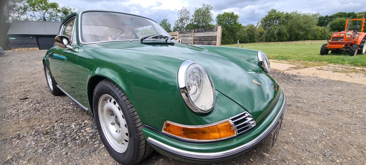 ClassicRetrofit's tweet photo. Love this installation of our high output alternator and electric air conditioning system on a beautifully retrimmed 1969 Irish Green Porsche 912! https://t.co/c9hzdSPtnJ https://t.co/4JowVFtEYR