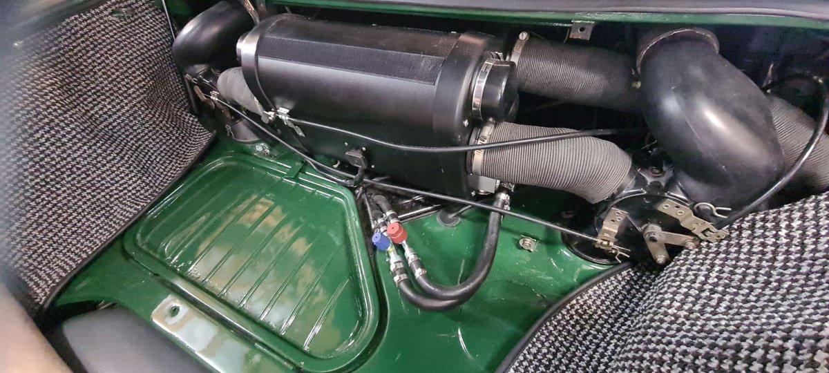 ClassicRetrofit's tweet photo. Love this installation of our high output alternator and electric air conditioning system on a beautifully retrimmed 1969 Irish Green Porsche 912! https://t.co/c9hzdSPtnJ https://t.co/4JowVFtEYR