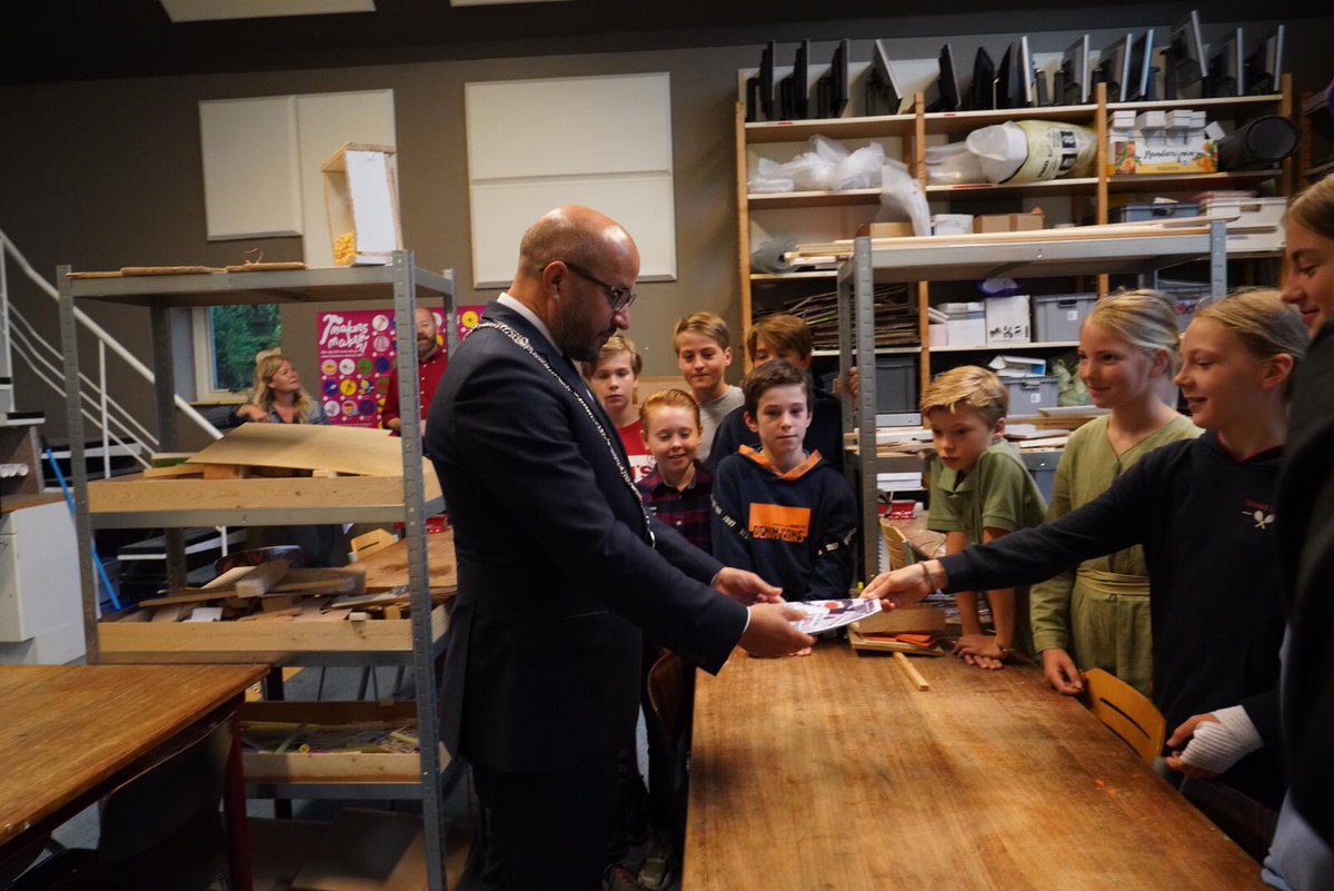 #Maakonderwijs in optima forma.  Vandaag heeft de Geheime Coronaclub hun eindresultaat mogen presenteren aan Burgemeester <a href="/ahmedmarcouch/">Ahmed Marcouch</a>. 
Ons antwoord op de oproep van <a href="/MinPres/">Rob Jetten</a> Mark Rutte. 
Super trots op de creativiteit en het resultaat!
#jemaakthetopdePieterBrueghelschool