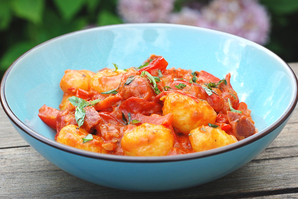 Zin in een lekkere en makkelijke maaltijd?! Dan moet je deze licht pittige gnocchi met chorizo eens proberen. de-keuken-van-suus.chef99.nl/a/415/licht-pi…