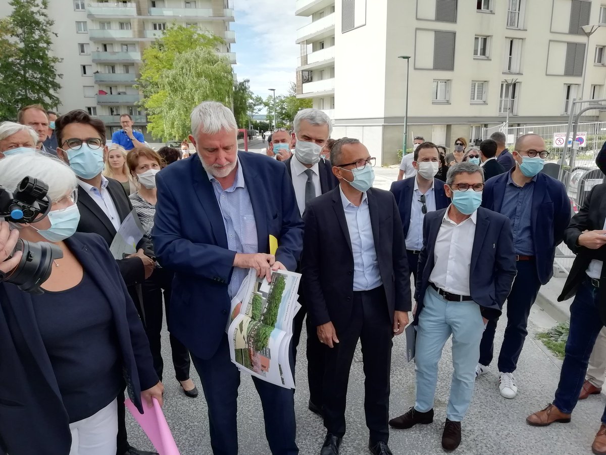 Reimshabitat's tweet photo. Signature par la Collectivité et les bailleurs rémois de la Charte de gestion des chantiers ayant pour objectif de bien accompagner les habitants dans les actions et travaux menés dans le cadre du Nouveau Programme de Renouvellement Urbain à #Reims
#NPRU #RelationClient https://t.co/7BZkeErfln