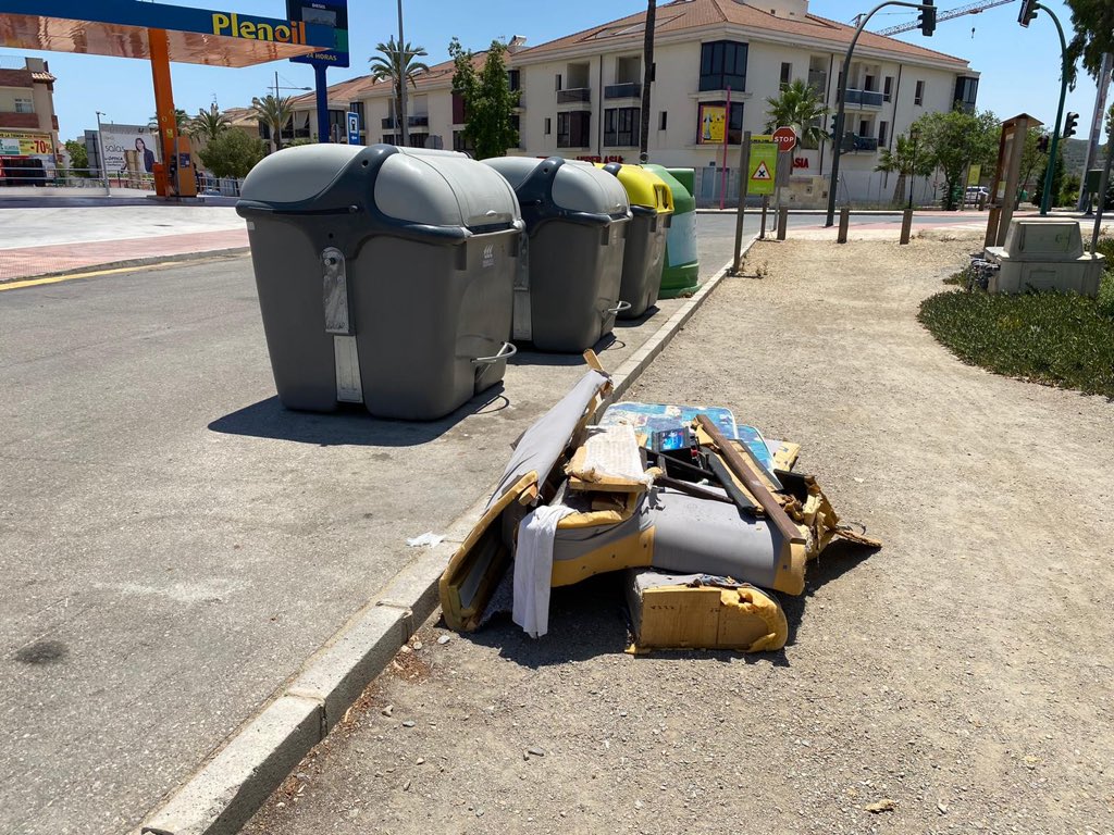 Actitudes de este tipo ensucian y perjudican a nuestro municipio. Seamos responsables y depositemos los enseres los días previos a la recogida (la noche del 10 y la noche del 25). 
Está en nuestras manos tener un municipio limpio y saludable. Colabora!!!
#huércalovera #enseres