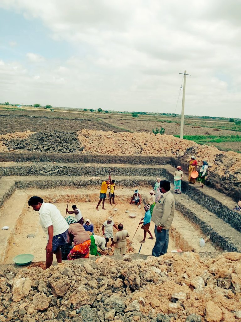 VBGRAMGKAR's tweet photo. In the drier parts of the state where sowing doesn't start until late August, #farm_ponds are in great demand.
Photo from Kappagal GP of Ballari Block.
#mgnrega
#SMC_works https://t.co/Du0xtgwln8