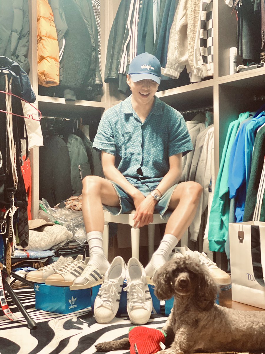 official_yoon_'s tweet photo. 아빠 사진 찍으면 꼭 앵글에 같이 잡혀야하는 토르🐶😅 https://t.co/2Hdu4pWRy0