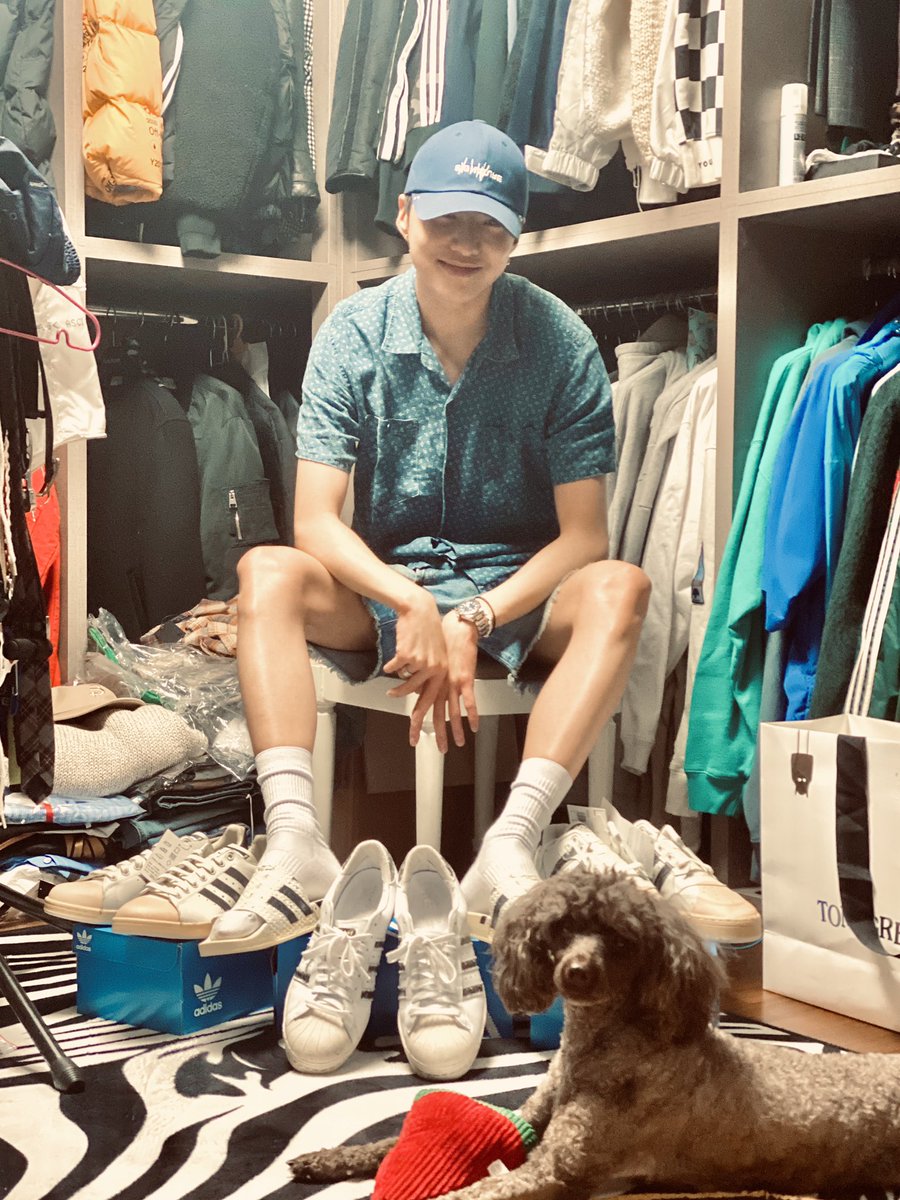official_yoon_'s tweet photo. 아빠 사진 찍으면 꼭 앵글에 같이 잡혀야하는 토르🐶😅 https://t.co/2Hdu4pWRy0