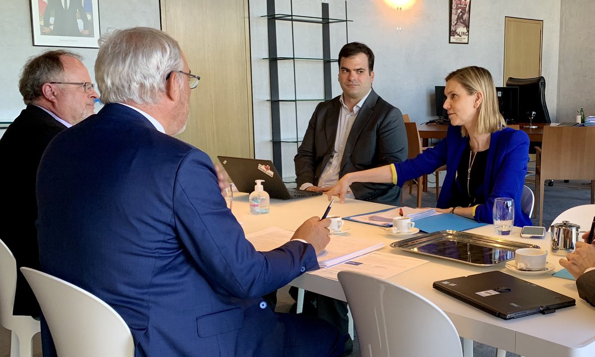 AgnesRunacher's tweet photo. Réunion de travail avec Philippe Chêne, président du syndicat national de l’#industrie des technologies médicales. Notre objectif est simple : garantir notre souveraineté sur les dispositifs médicaux et faire du secteur un levier de croissance économique et de création d’emplois. https://t.co/IodrEDzFGb