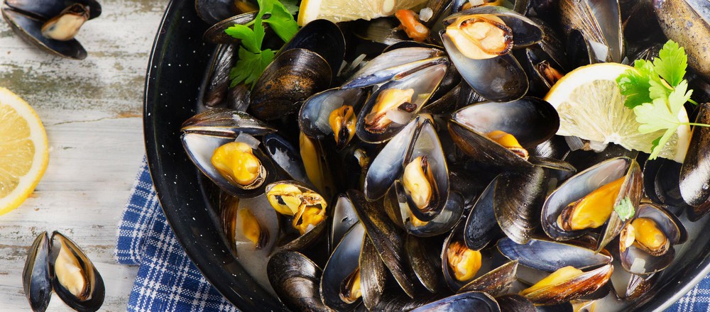 Zit u ook al vol smart te wachten tot het weer zo ver is? Dan hebben we goed nieuws, ze zijn weer te bestellen, de #mosselpannen! Reserveer gelijk uw tafel in ons restaurant om te kunnen genieten van deze #Zeeuwse #Mosselen. #Komsnelgenieten!  hotelalmere.nl/restaurant-alm…