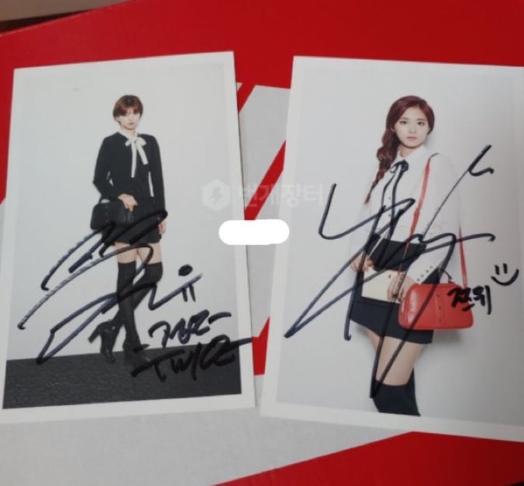 POSTER ALL MEMBERS SIGNED (3,500)POSTCARDS (4,700)SIGNAL JEONGYEON SIGNED (2,500)