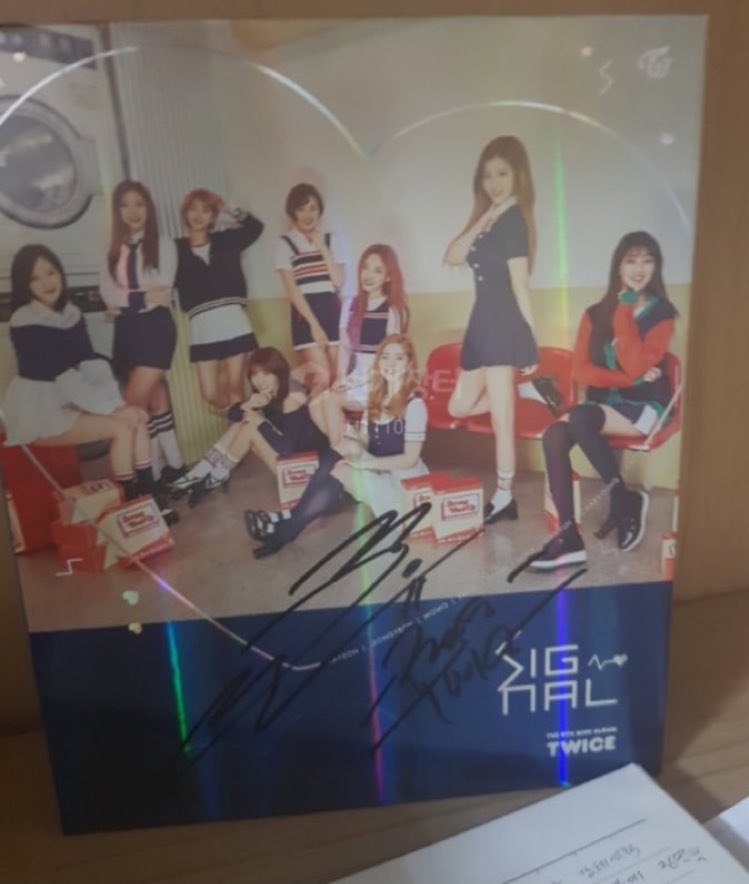 POSTER ALL MEMBERS SIGNED (3,500)POSTCARDS (4,700)SIGNAL JEONGYEON SIGNED (2,500)