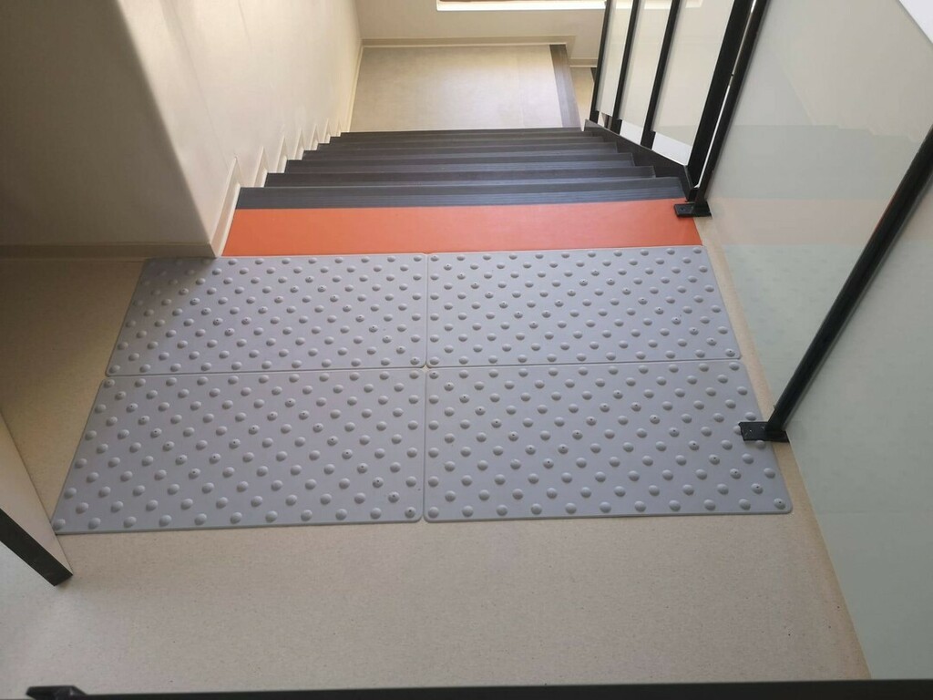 COMONSL's tweet photo. Accesibilidad y seguridad para esta escalera en la que hemos instalado nuestros pavimentos y elementos auxiliares podotáctiles antideslizantes!

#pavimentos #flooring #stairs #escalera #accesibilidad #valencia #arquitectos #interiores https://t.co/lpLWYYHSFY