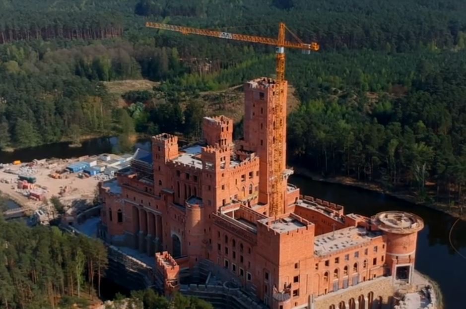 Arch_Revival_'s tweet photo. A new castle under construction in Poland https://t.co/X3JdOwXsQV