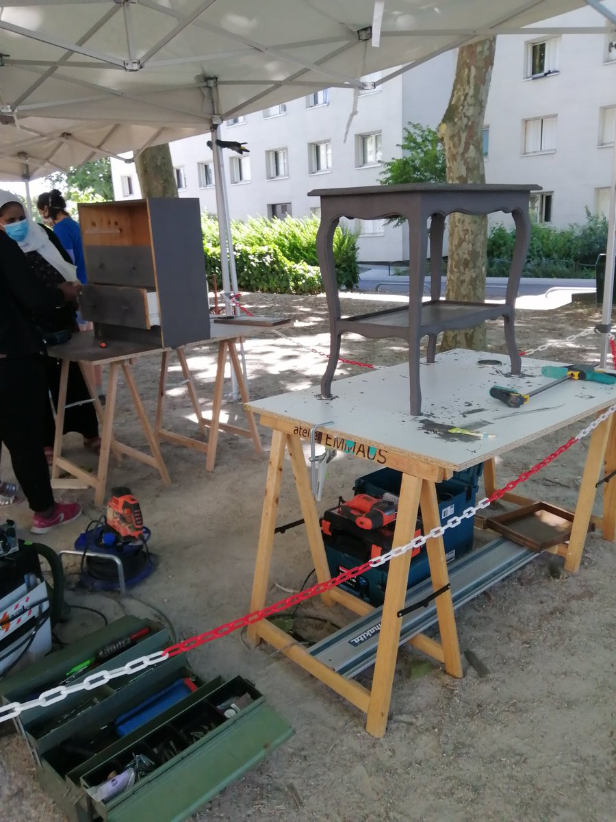 kendri51272541's tweet photo. Et ça continue ! Cette semaine Rdv aux Noirettes @vaulxenvelin69. Les ateliers "Réparons ensemble nos meubles" proposés aux habitants @EstMetropoleHab @AtelierEmmaus rencontrent un franc succès. Le 10/07 construction de city stades avec des encombrants ! https://t.co/79RlfIp2P3
